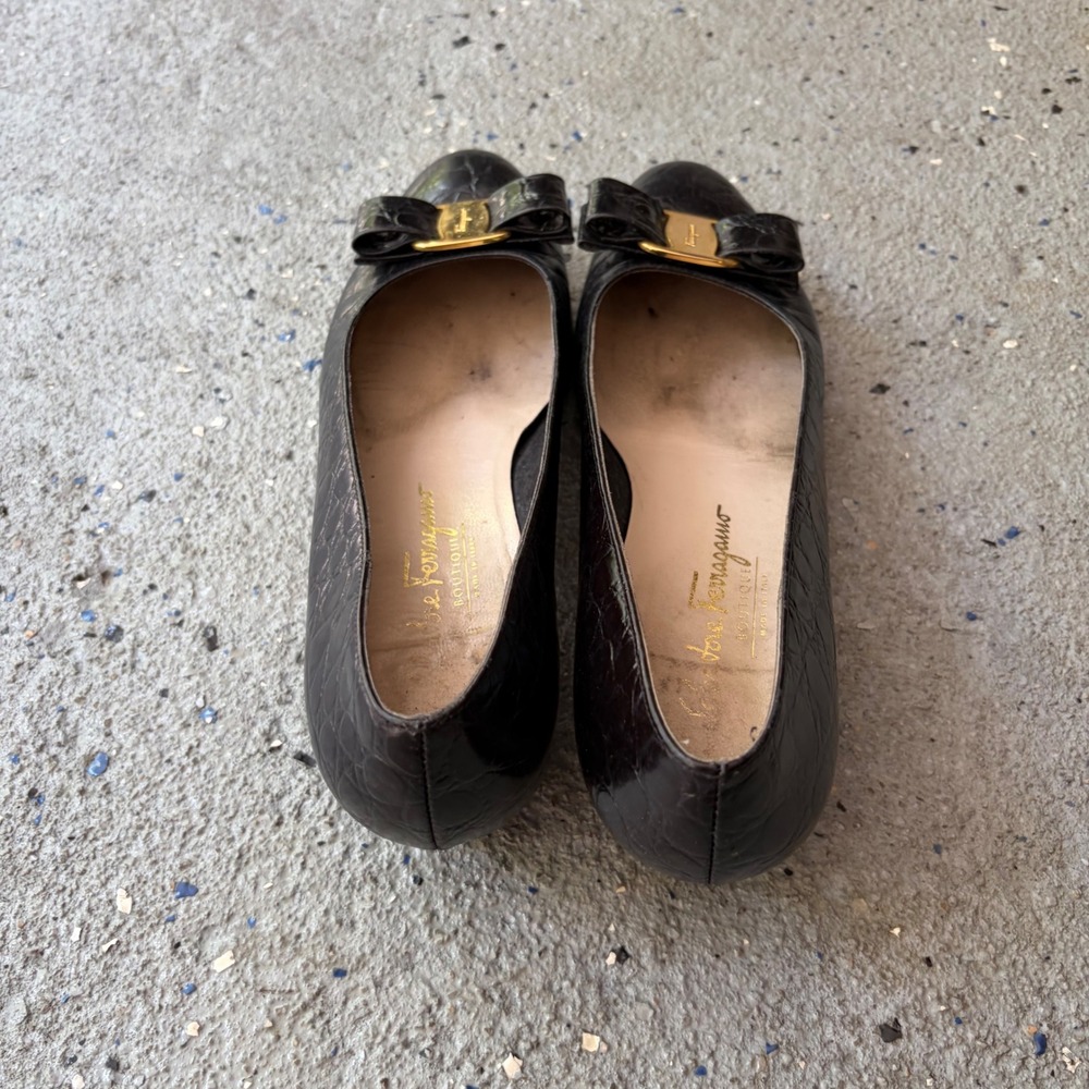 Salvatore Ferragamo Dark Brown Croc Embossed Vara Bow Block Heel Pumps 9 C - Picture 2 of 6
